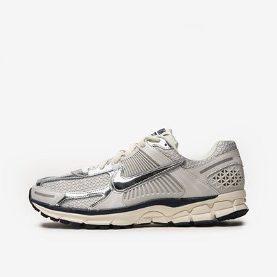 Nike Zoom Vomero 5 photon dust color/metallic silver (women)