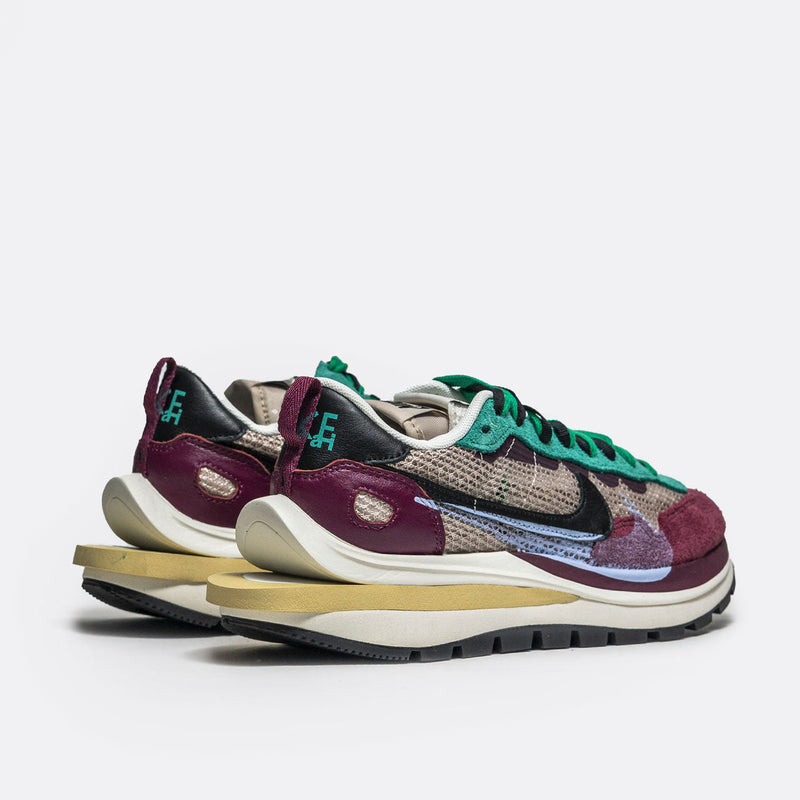 Nike Vaporwaffle sacai Villain Red Neptune Green